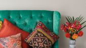 Обои бежевого цвета в гостиной с аквамариновым диваном и журнальным столиком