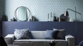 Выбрать обои для гостиной Aikyo с геометрическим принтом на голубом фоне из коллекции Japandi  от Scion на сайте odesign.ru