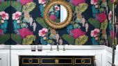 Оформить заказ обоев в ванную арт. 112153 дизайн Salon из коллекции Salinas от Harlequin, Великобритания с изображением композиции из цветов в бирюзовых и розовых тонах на черном фоне на сайте Odesign.ru, бесплатная доставка, широкий ассортимент