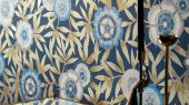 Обои в коридор арт. 112160 дизайн Komovi  из коллекции Salinas от Harlequin, Великобритания с рисунком стилизованных цветов и листьев на темно-синем фоне купить в Москве недорого