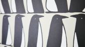 Выбрать обои для спальни Pedro с черно-белыми пингвинами из коллекции Esala от Scion на сате odesign.ru