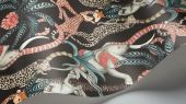 Флизелиновые обои Safari Totem из коллекции Ardmore - Jabula в оттенках голубого, рубинового и коричневого на угольном фоне с орнаментом, "вырастающим" из пар леопардов, жирафов и слонов, исполняющих замысловатый танец вокруг пальмы заказать в интернет-магазине с бесплатной доставкой.
