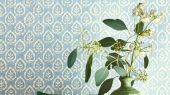 Заказать флизелиновые обои для спальни Fencott с рисунком листьев на голубом фонем из коллекции Littlemore от Sanderson с доставкой.