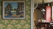 Фото обоев в рулоне для коридора "Alla Tiders Hus" арт.4167. Окрашенные в оригинальную молодежную палитру зеленых, теплых бежевых и розовых тонов, наши обои Haga вдохновлены шведской природой. Благодаря воздушному, аккуратному узору в стиле модерн с изображением изящно извивающихся водяных лилий, он придает окружающему пространству романтическую и красивую выразительность.
