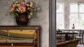 Дизайнерские обои в спальню,коллекция Dreamy Escape,арт.4259, пр-во Швеция,Пурпурные розы и оливково-зеленая листва на теплом бежевом фоне,заказать с доставкой. В интерьере