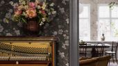 Флизелиновые обои в спальню от Borastapeter коллекция Dreamy Escape арт 4280, пр-во Швеция,Обои цвета темных сумерек украшены чудесными цветами и пышной листвой. Купить недорого.Обои в интерьере
