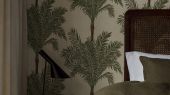 Флизелиновые обои из Швеции коллекция The Apartment от Borastapeter, с рисунком под названием Copacabana крупный растительный рисунок на светлом фоне. Обои для гостиной, для коридора, для спальни, обои для кухни. Купить обои в интернет-магазине, онлайн оплата, бесплатная доставка