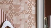 Флизелиновые обои из Швеции коллекция The Apartment от Borastapeter, с рисунком под названием Cosmopolitan геометрический рисунок бежевого-персикового оттенка на металлике бронзового цвета. Обои для гостиной, для коридора, для спальни. Купить обои в салоне Одизайн, бесплатная доставка, большой выбор обоев