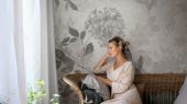Фотопанно Florence Mural от Borastapeter в белой расцветке с вкраплениями серого, приглушенно-зеленого и розового с написанными вручную цветами и проступающими между ними силуэтами растений заказать в интернет-магазине.
