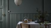 Шведские обои для стен гостиной или столовой с рисунком имитирующим лён