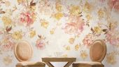 Фрагмент гостиной с фреской-панно арт.ETD3 003 с цветочным садом из желто-розовых роз на молочном фоне
