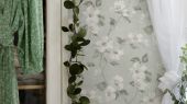 Купить обои для спальни Helen´s Flower, арт. 3585 с изображением нежных цветущих анемон в белых и приглушенно-зеленых тонах, вьющихся по светло-бирюзовому фону с текстурой патины в салонах ОДизайн.