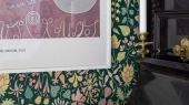 Флизелиновые обои из Швеции коллекция Scandinavian Designers III от Borastapeter   HERBARIUM. Плотный цветочный узор в скандинавском стиле. Розовые и желтые цветы на глубоком  темно-зеленом фоне.