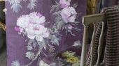Купить Английские обои в кабинет арт. PDG673/04,дизайн Floreale из коллекции Caprifoglio от  Designers guild, с растительным узором на фиолетовом фоне в интернет магазине.Обои в интерьере