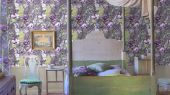 Tulipani из коллекции Caprifoglio от  Designers guild, пр-во Великобритания с крупным цветочным узором на фоне марсала купить с бесплатной доставкой.Фото