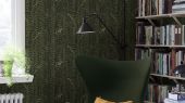 Флизелиновые обои из Швеции коллекция Scandinavian Designers III от Borastapeter под названием  RANKE.Тонкие свисающие плети мелких зеленых листочков на густо-зеленом фоне с легкими акцентами белых цветов   выглядят изысканно и элегантно.