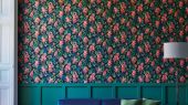 Флизелиновые обои пр-во Великобритания коллекция Seville от Cole & Son, переливающийся цветочный рисунок под названием Bougainvillea на темном фоне. Обои для спальни, обои для кухни, обои для гостиной. Купить обои в салоне Одизайн, большой ассортимент, бесплатная доставка