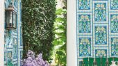 Флизелиновые обои пр-во Великобритания коллекция Seville от Cole & Son, с рисунком под названием Triana имитация расписанной керамической плитки преимущественно синий цвет. Обои для кухни, обои для гостиной, обои для коридора. Онлайн оплата, купить обои, большой ассортимент