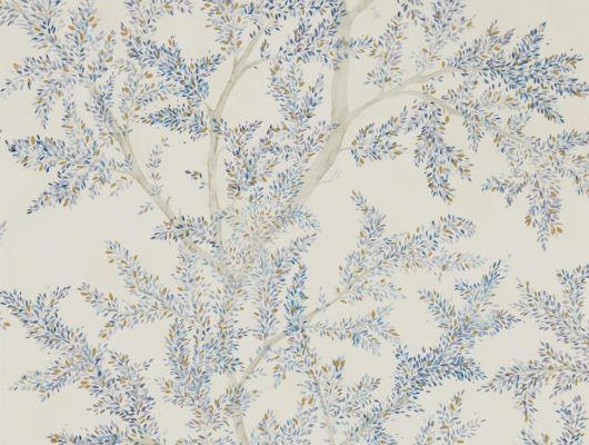 Изящный рисунок деревьев в синих тонах на бежевом фоне дизайн Farthing Wood арт. 216613 от Sanderson из коллекции Elysian подойдет для ремонта гостинной, Elysian, Обои для гостиной, Обои для спальни